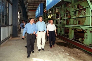 2000年9月19日，时任浙江省委书记张德江一行视察公司