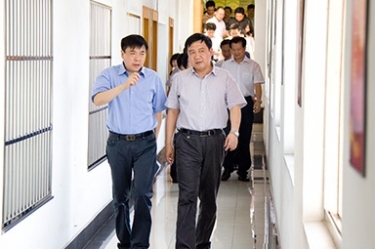 2012年7月5日，时任黄冈市委书记李卫宁一行调研公司党建工作